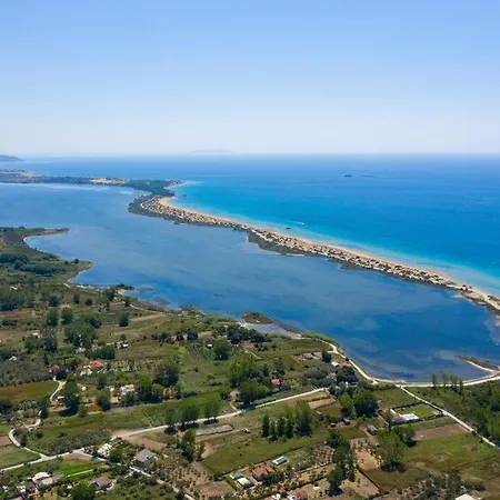 Ey House 度假居 Halikounas